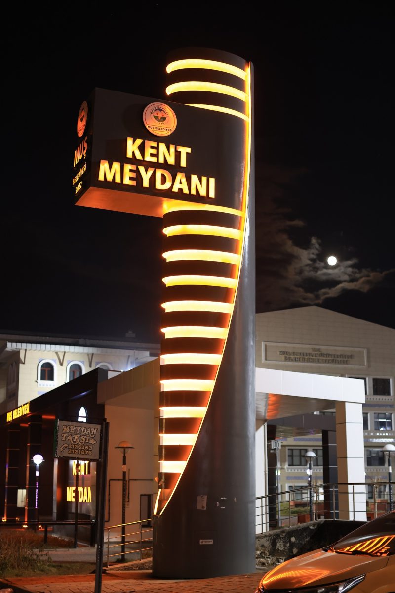 Muş Belediyesi Kent Meydanı Totem (12)