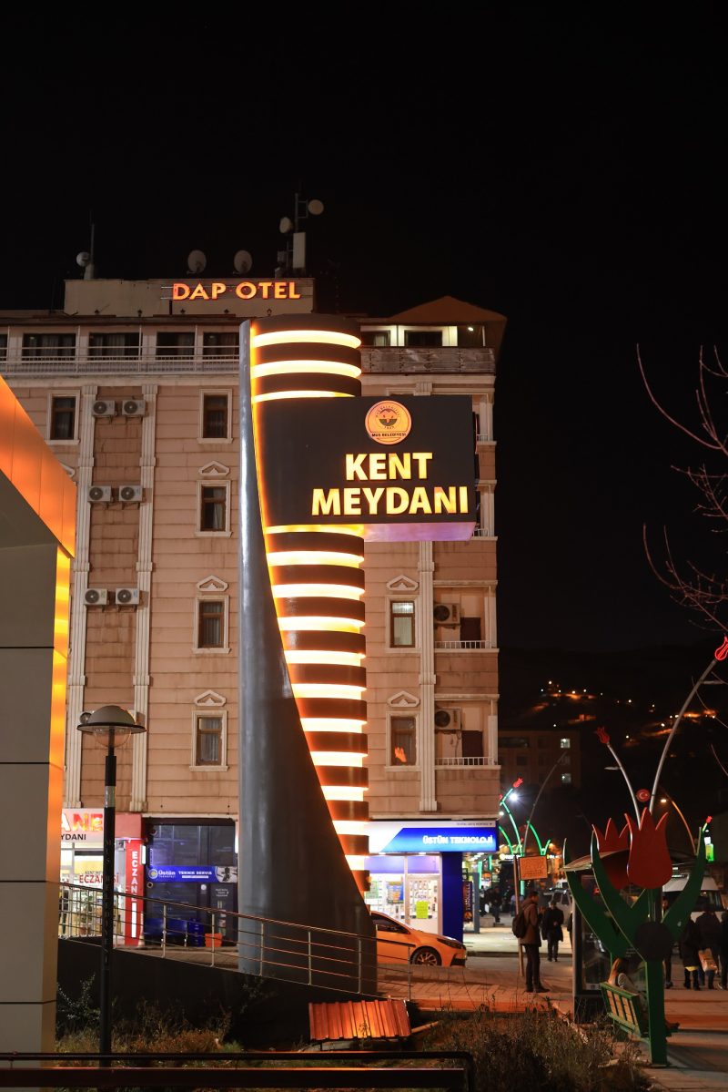 Muş Belediyesi Kent Meydanı Totem (16)