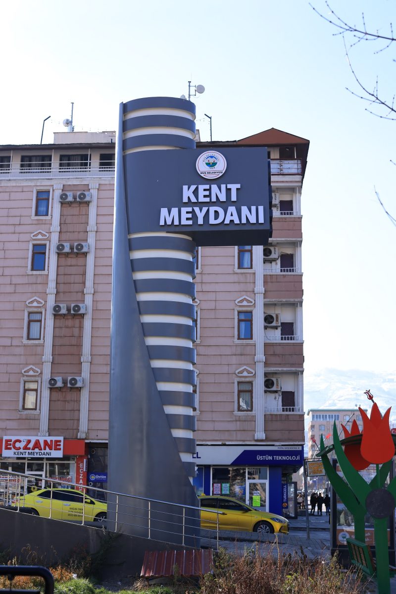 Muş Belediyesi Kent Meydanı Totem (2)