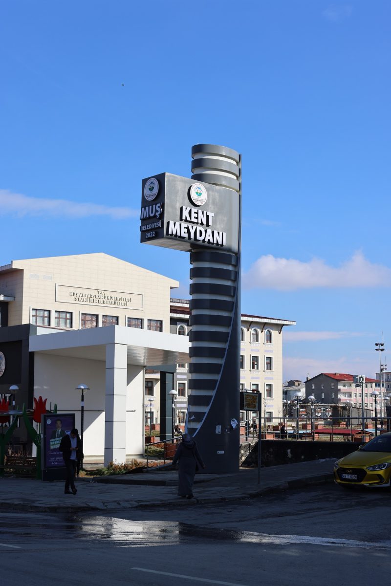 Muş Belediyesi Kent Meydanı Totem (6)