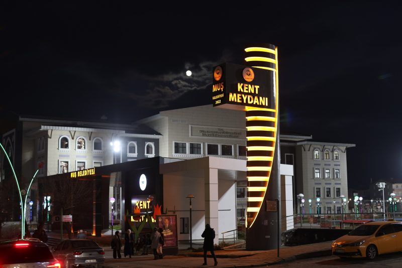 Muş Belediyesi Kent Meydanı Totem (8)