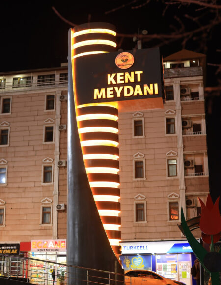 mus-kent-meydani-totem
